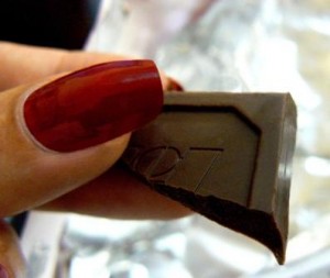 Почему женщины любят шоколад?